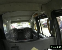 Super-Sexy Buxomy Britse Zwarte Boink In Nep Taxi