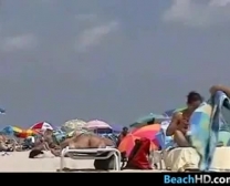 Chica Desnuda Con Amplias Funbags En La Playa