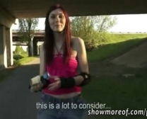 Trampy Roller Skate Dame Vissé En Public Après Avoir Pris L'argent