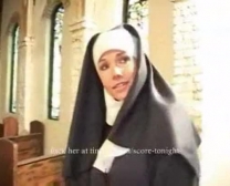 Nonne Contraint Copulation Groupe À L'église