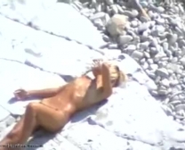Rubia Desnuda En La Playa Nudista - Zorrillas