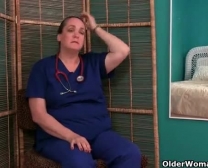 Chesty Oma In Verpleegster Uniform En Panty's Melk