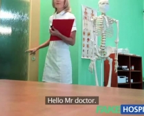 Fakehospital Ultra-Crépus Infirmière Blond Cendré Obtient Médecins Attention Totale