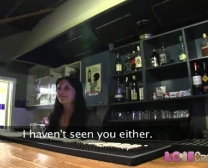 Barmaid Desfrutar Creampie Ultra-Crespo Fica Dentro Dinheiro Shot-Na Mesa De Bar