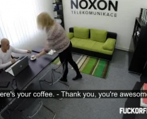 Insane Blondie Sekretärin Zerschlägt Ihr Manager Im Büro