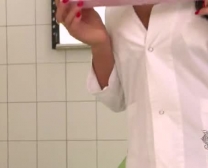 Buxomy Verpleegkundige Ava Koxxx Ontbloot Haar 36H S En Wringt Zich Op Een Vibe