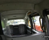 الشريك الأصغر أكياس الفرح مسامير أحمر الشعر في سيارة أجرة وهمية